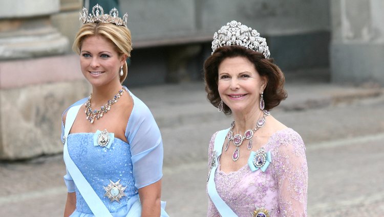 La Reina Silvia y la Princesa Magdalena de Suecia en la boda de Victoria de Suecia y Daniel Westling