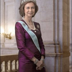 Posado oficial de la Reina Sofía en el Palacio Real de Madrid con la tiara Cartier y collar de Isabel II