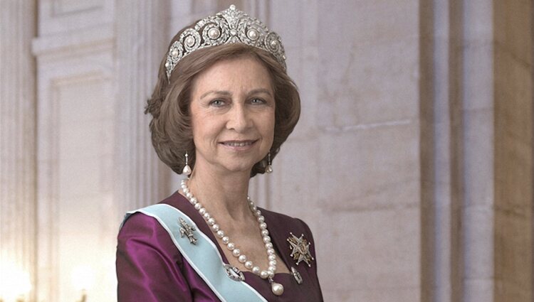 Posado oficial de la Reina Sofía en el Palacio Real de Madrid con la tiara Cartier y collar de Isabel II