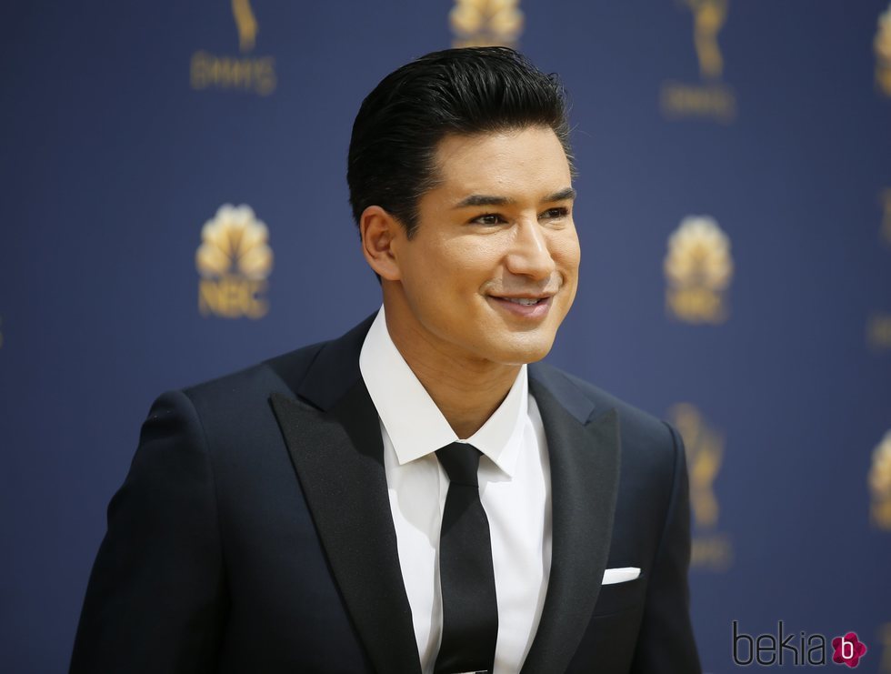 Mario Lopez muy sonriente a su llegada a la alfombra roja de los Premios Emmy 2018