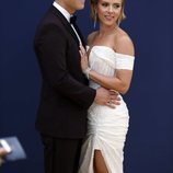 Scarlett Johansson y Colin Jost en la alfombra roja de los Premios Emmy 2018