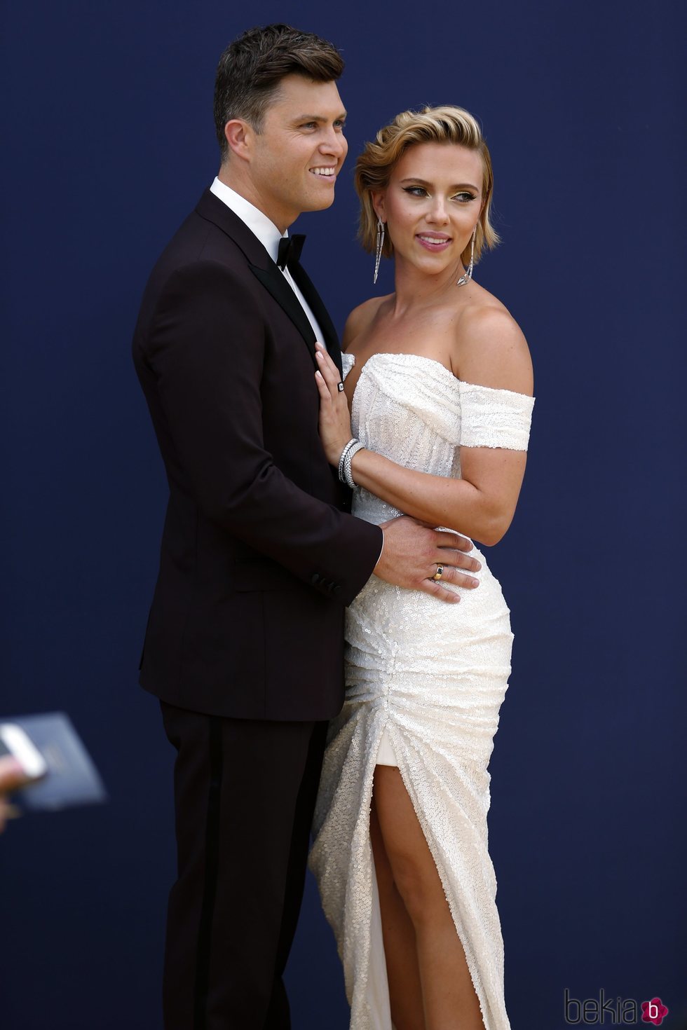 Scarlett Johansson y Colin Jost en la alfombra roja de los Premios Emmy 2018