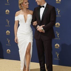 Scarlett Johansson y su pareja Colin Jost en la alfombra roja de los Premios Emmy 2018