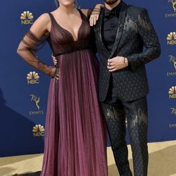 Darren Criss y Mia Swier en la alfombra roja de los Premios Emmy 2018