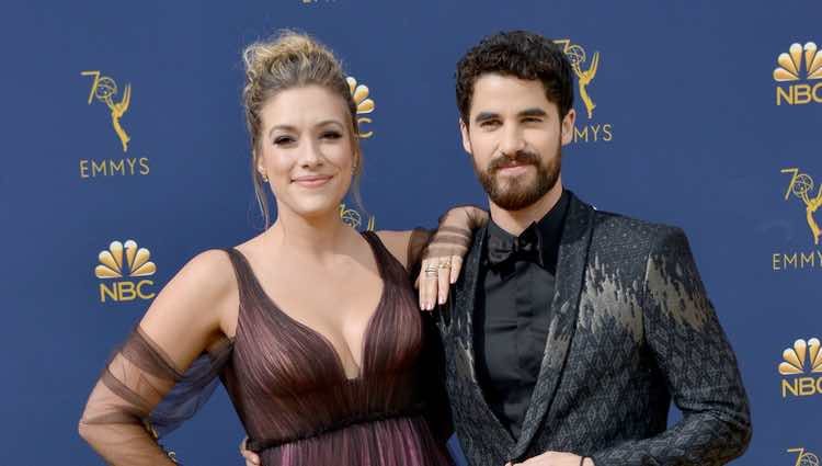 Darren Criss y Mia Swier en la alfombra roja de los Premios Emmy 2018