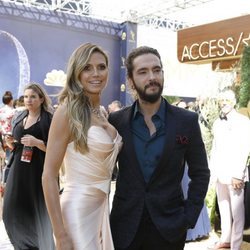 Heidi Klum y Tom Kaulitz posando juntos en los Premios Emmy 2018