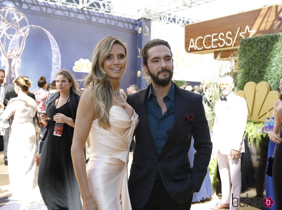 Heidi Klum y Tom Kaulitz posando juntos en los Premios Emmy 2018