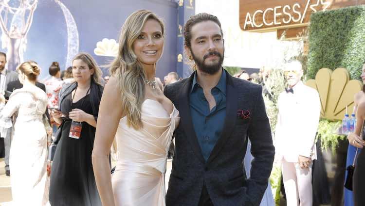 Heidi Klum y Tom Kaulitz posando juntos en los Premios Emmy 2018