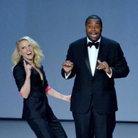 Kate McKinnon y Kenan Thompson durante su actuación en los Premios Emmy 2018