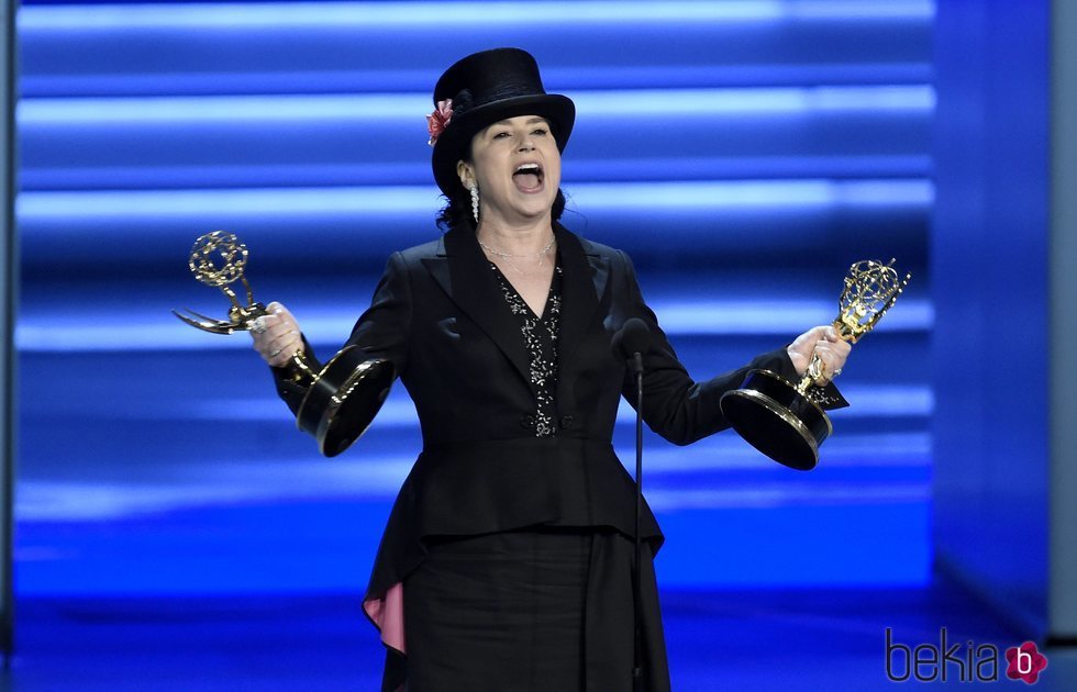 Amy Sherman-Palladino recogiendo sus galardones de los Premios Emmy 2018