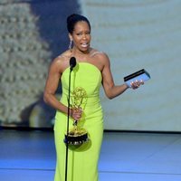 Regina King con su galardón en la gala de los Premios Emmy 2018