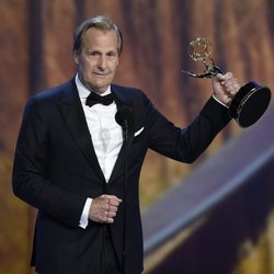 Jeff Daniels recogiendo su galardón de los Premios Emmy 2018