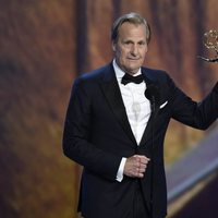 Jeff Daniels recogiendo su galardón de los Premios Emmy 2018