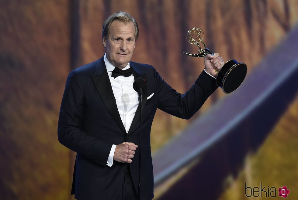 Jeff Daniels recogiendo su galardón de los Premios Emmy 2018