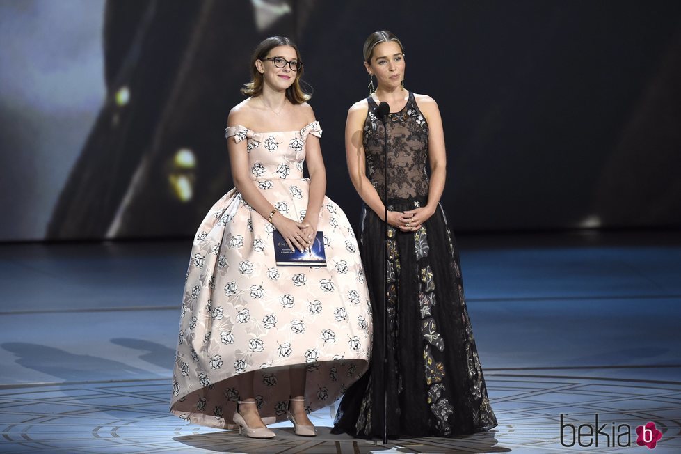 Millie Bobby Brown y Emilia Clarke presentando un galardón de los Premios Emmy 2018