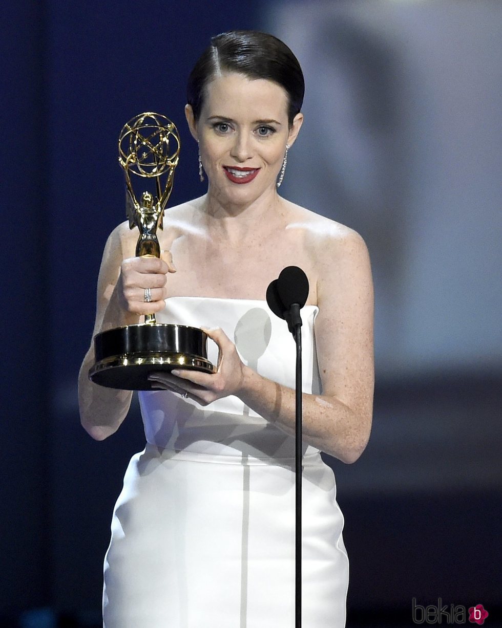 Claire Foy recogiendo su galardón en los Premios Emmy 2018