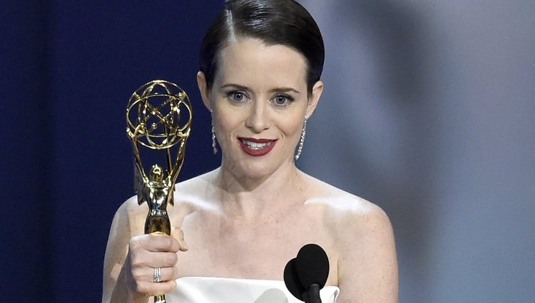 Claire Foy recogiendo su galardón en los Premios Emmy 2018