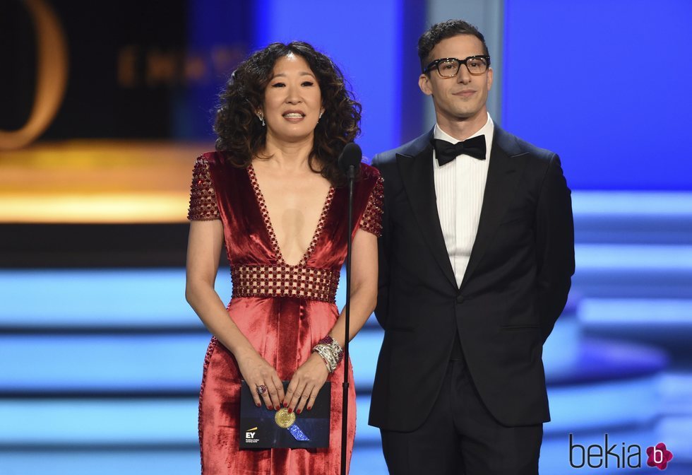 Sandra Oh y Andy Samberg presentando un galardón de los Premios Emmy 2018