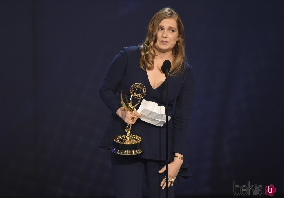 Merritt Wever recogiendo su galardón en los Premios Emmy 2018