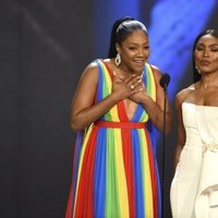 Tiffany Haddish y Angela Bassett presentando un galardón de los Premios Emmy 2018