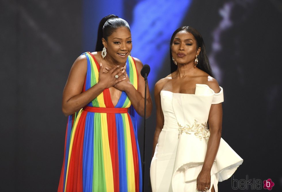 Tiffany Haddish y Angela Bassett presentando un galardón de los Premios Emmy 2018