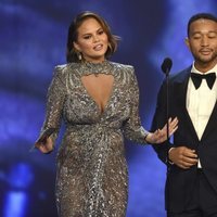 Chrissy Teigen y John Legend entregando un galardón en los Premios Emmy 2018