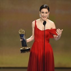 Rachel Brosnahan recogiendo su galardón en los Premios Emmy 2018