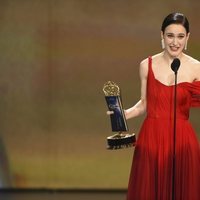 Rachel Brosnahan recogiendo su galardón en los Premios Emmy 2018