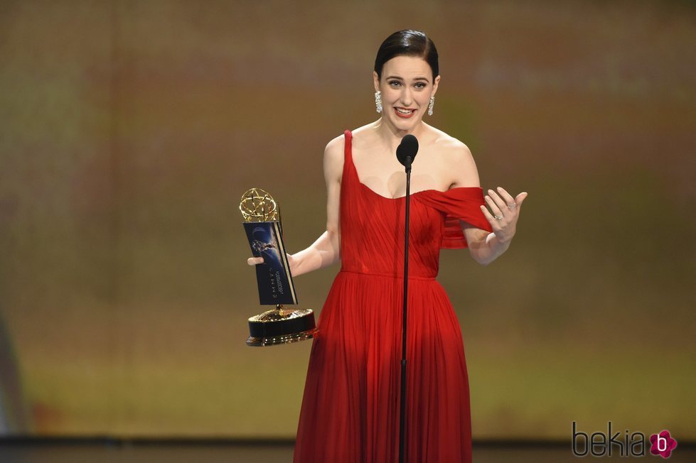 Rachel Brosnahan recogiendo su galardón en los Premios Emmy 2018