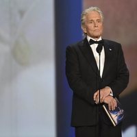 Michael Douglas presentando un galardón de los Premios Emmy 2018