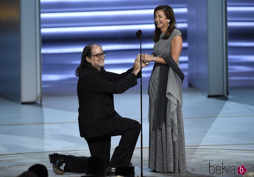 Glenn Weiss proponiéndole matrimonio a Jan Svendsen durante la gala de los Premios Emmy 2018