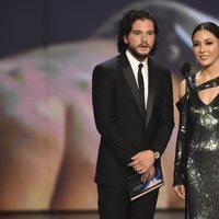 Kit Harington y Constance Wu presentando un galardón de los Premios Emmy 2018