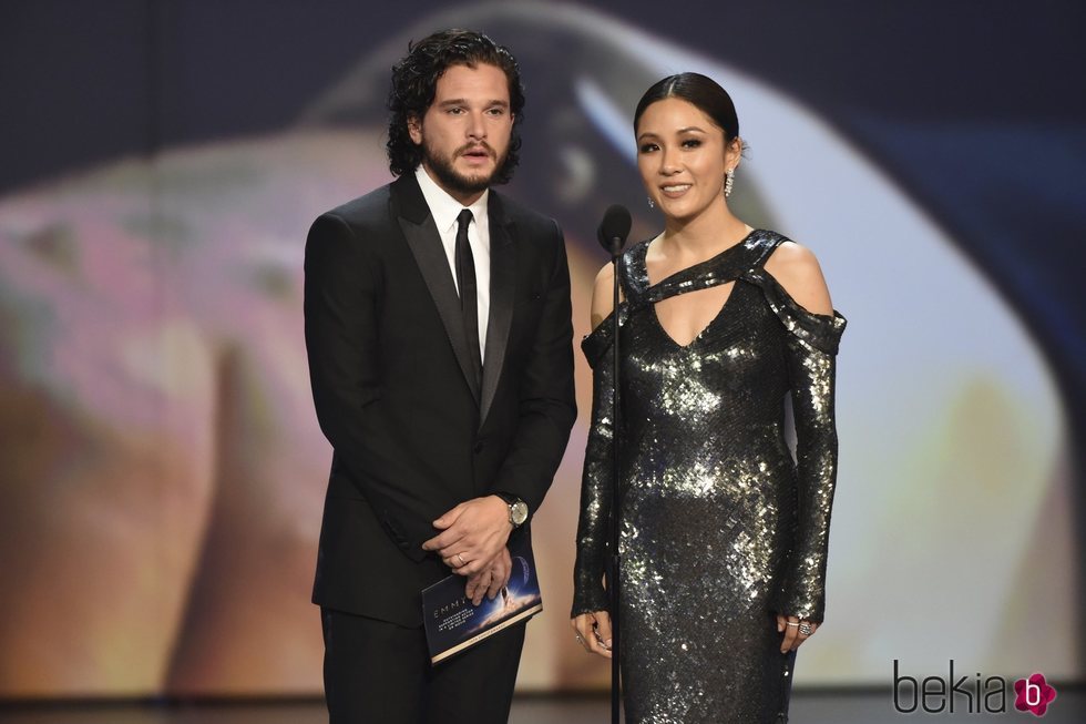 Kit Harington y Constance Wu presentando un galardón de los Premios Emmy 2018