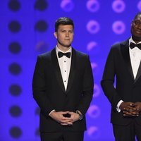 Colin Jost y Michael Che presentando la gala de los Premios Emmy 2018