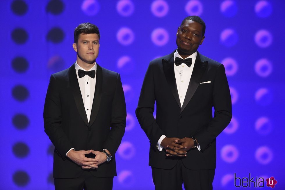 Colin Jost y Michael Che presentando la gala de los Premios Emmy 2018