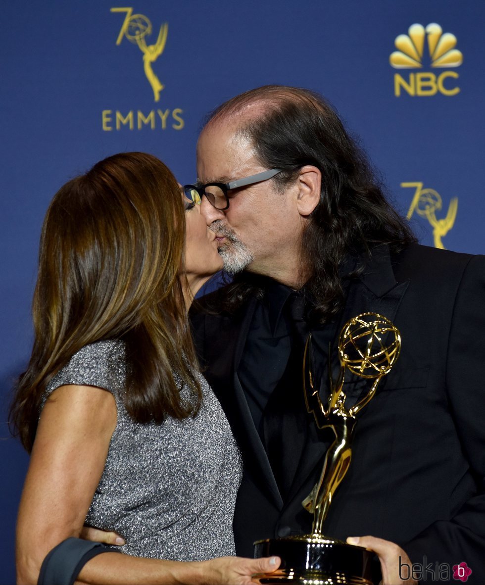 Glenn Weiss besando a su novia tras la petición de matrimonio en los Premios Emmy 2018