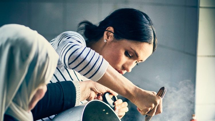 Meghan Markle cocinando en la 'Hubb Community Kitchen'