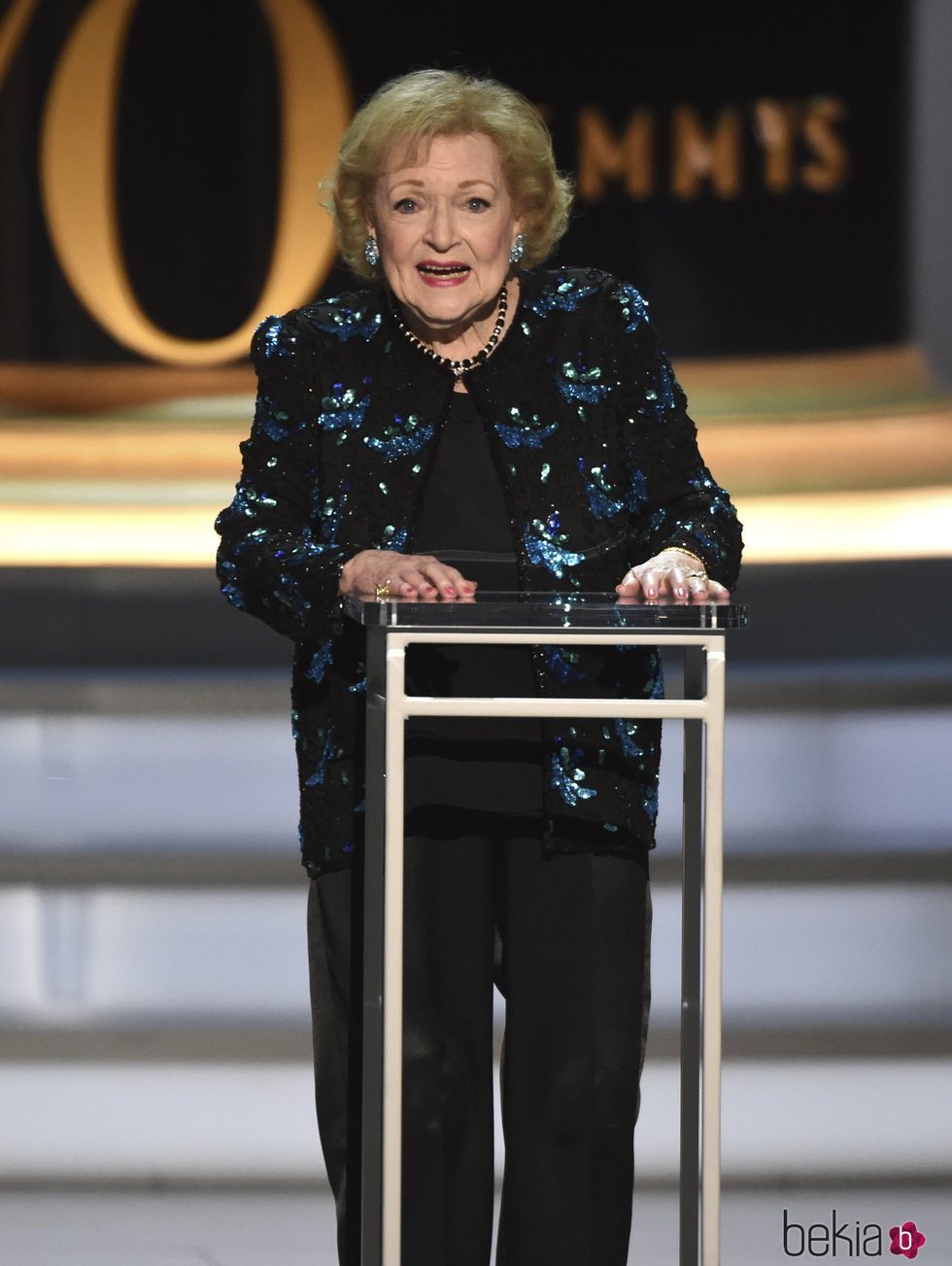 Betty White recogiendo el premio honorífico en los EMMY 2018