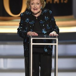 Betty White recogiendo el premio honorífico en los EMMY 2018