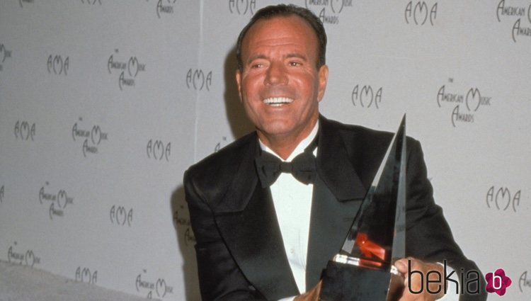 Julio Iglesias gana el premio de artista latino en los American Music Awards de 1998