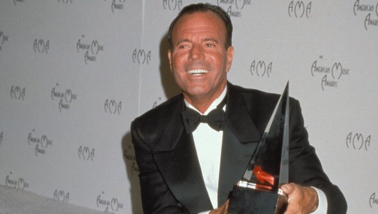 Julio Iglesias gana el premio de artista latino en los American Music Awards de 1998