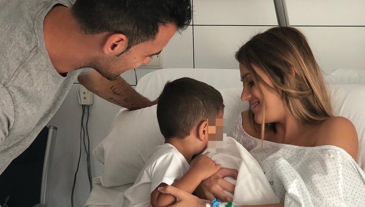 Elena Galera y Sergio Busquets anunciando el nacimiento de su segundo hijo