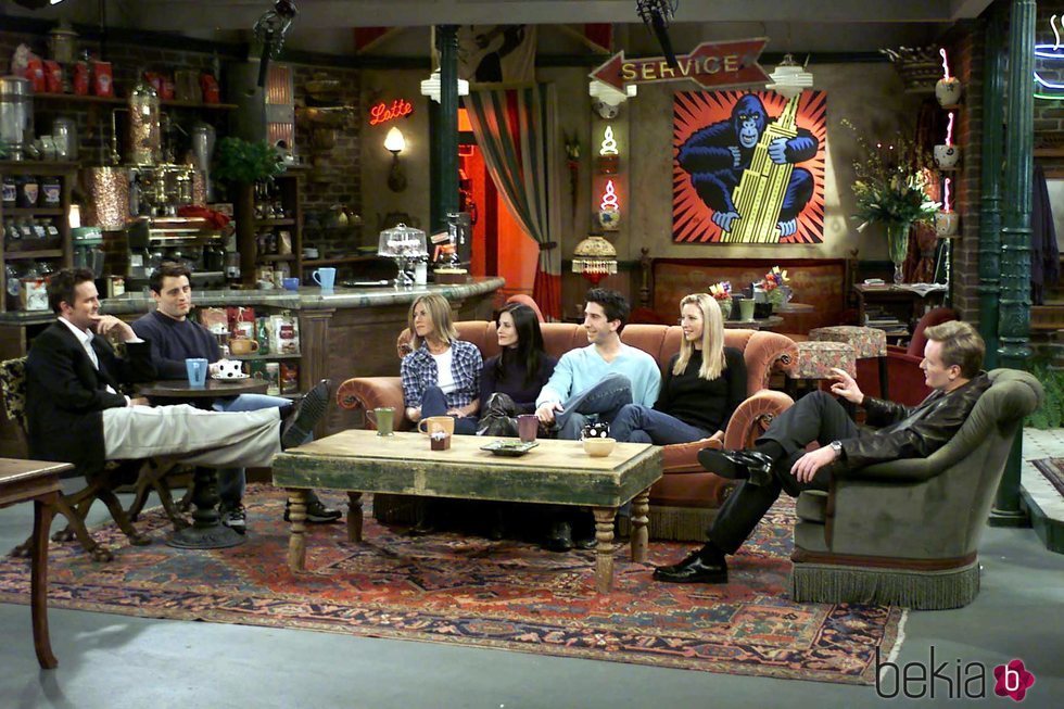 El reparto de 'Friends' en el decorado de la cafetería Central Perk