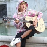 Justin Bieber cantando en la fuente del Palacio de Buckingham