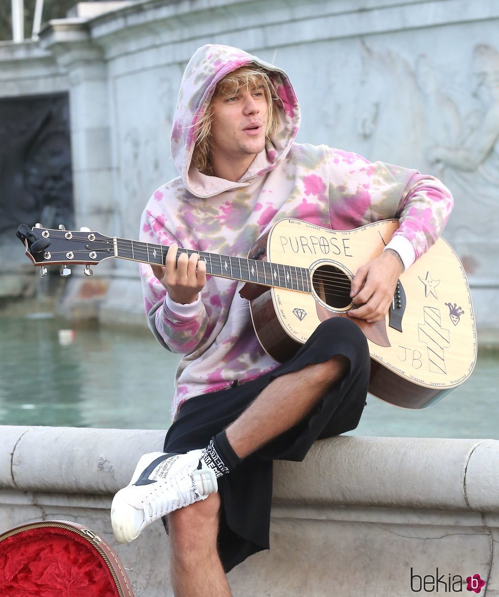 Justin Bieber cantando en la fuente del Palacio de Buckingham