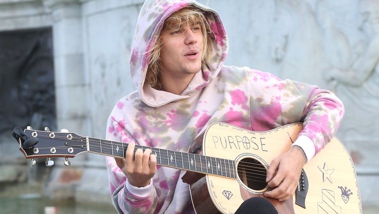 Justin Bieber cantando en la fuente del Palacio de Buckingham