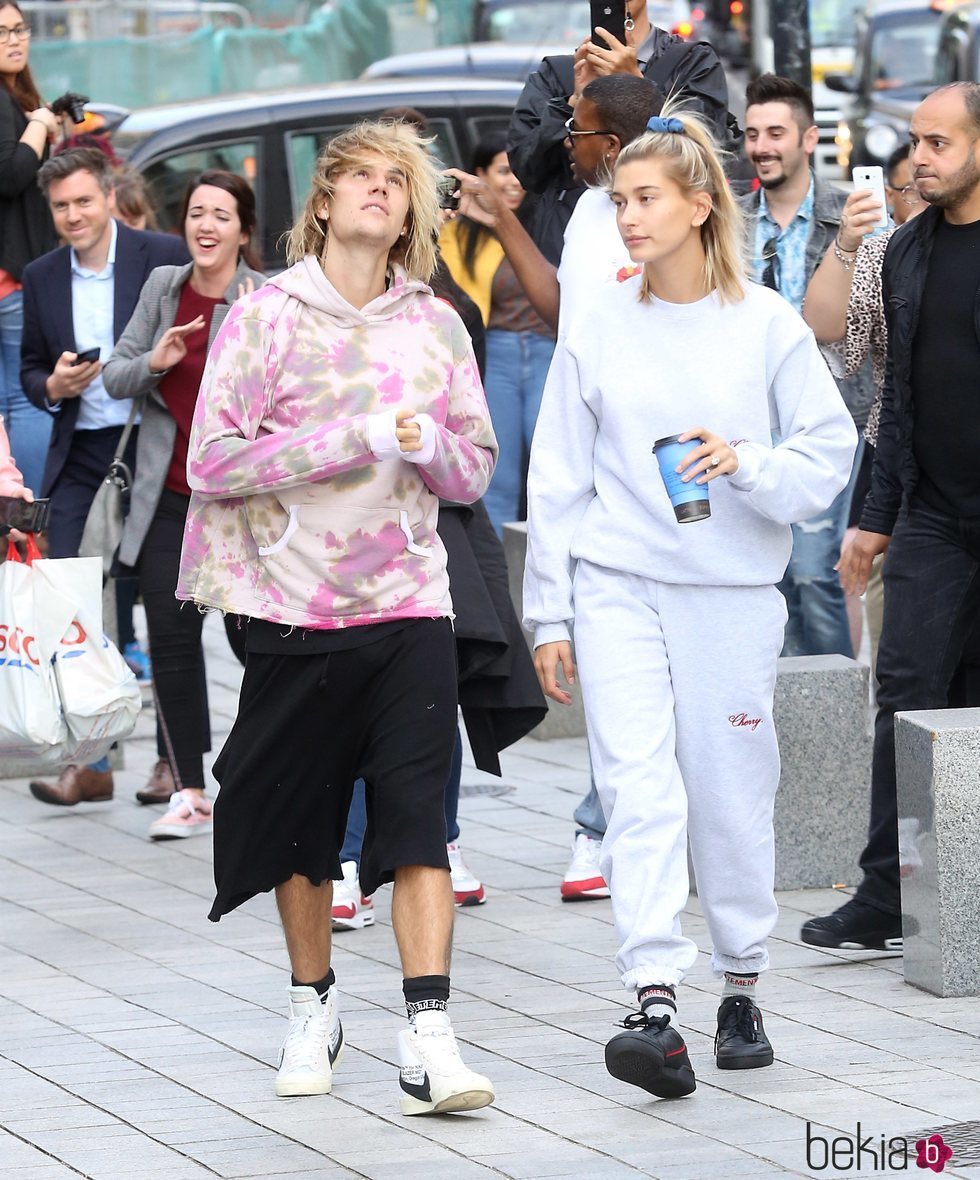 Hailey Baldwin y Justin Bieber paseando por Londres