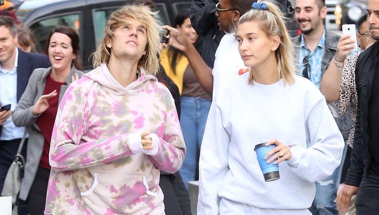 Hailey Baldwin y Justin Bieber paseando por Londres