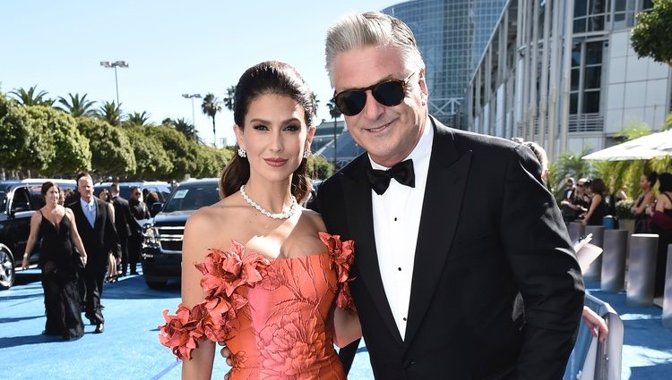 Alec Baldwin y su mujer Hilaria en los Emmy 2018