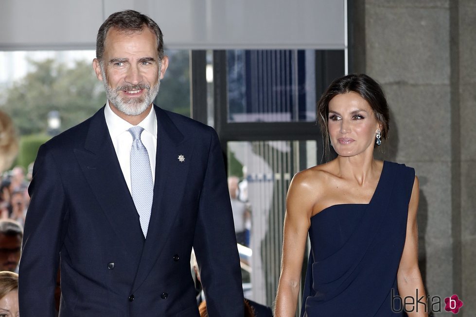 Los Reyes Felipe y Letizia entrando al Teatro Real para inaugurar la temporada 2018